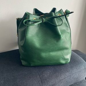 🔴SOLD on VC🔴 Louis Vuitton Petit Noé shoulder bag epi leather